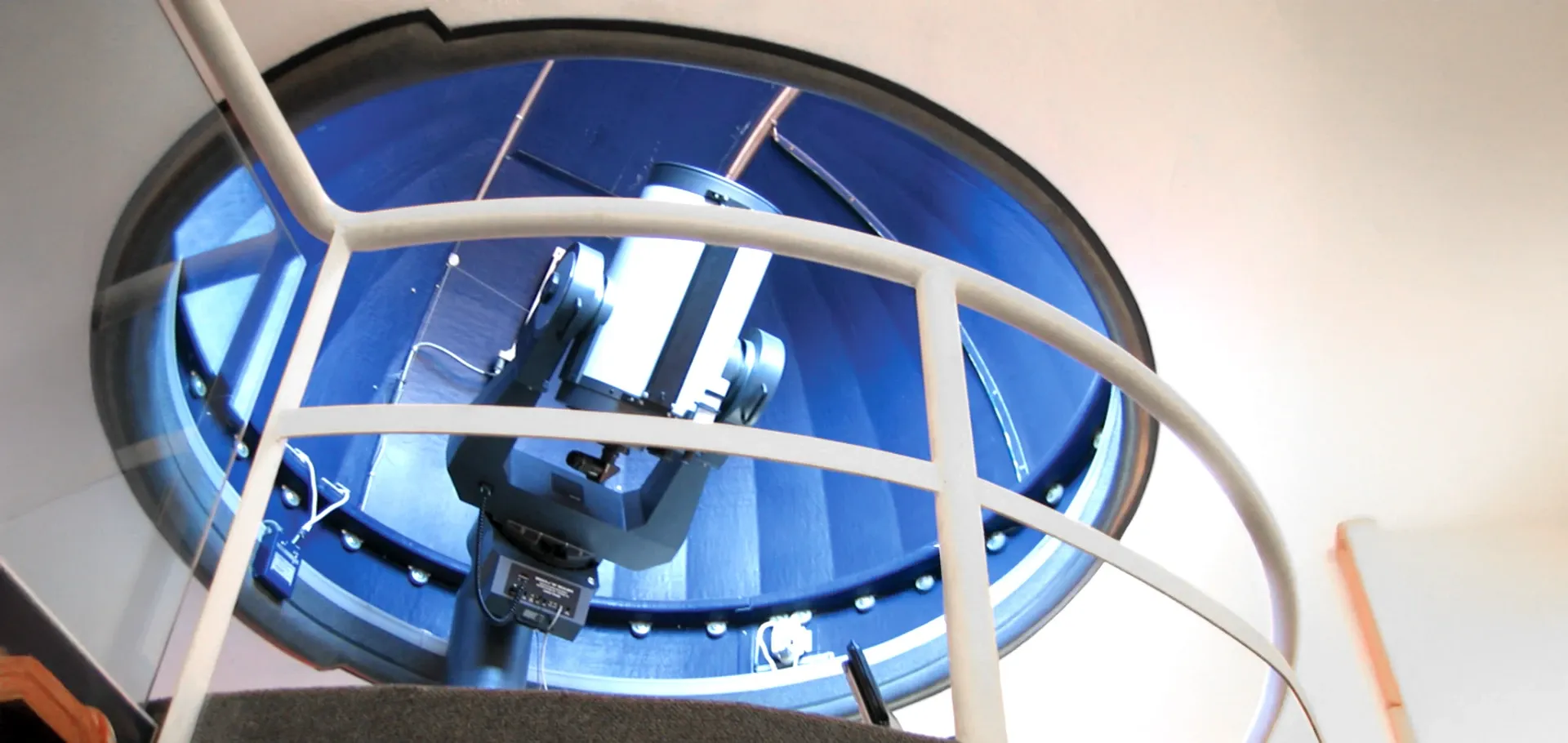 Vista cenital al telescopio del centro astronómico CLAVIUS.