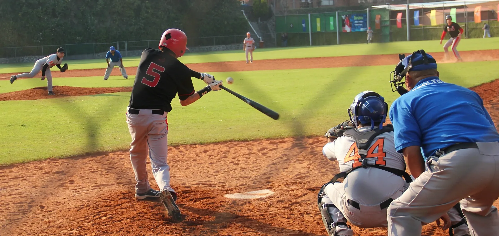 Equipo univesitario de besibol jugando un partido en la cancha de la IBERO.