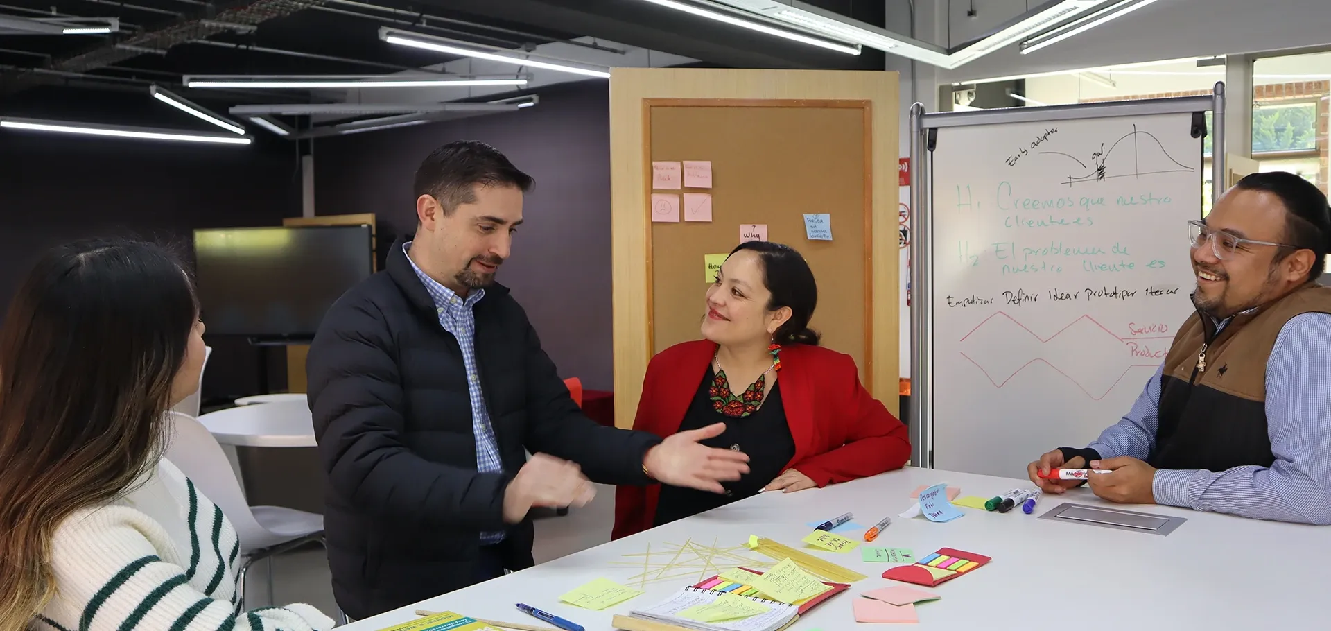 Profesores en centro de emprendimiento.