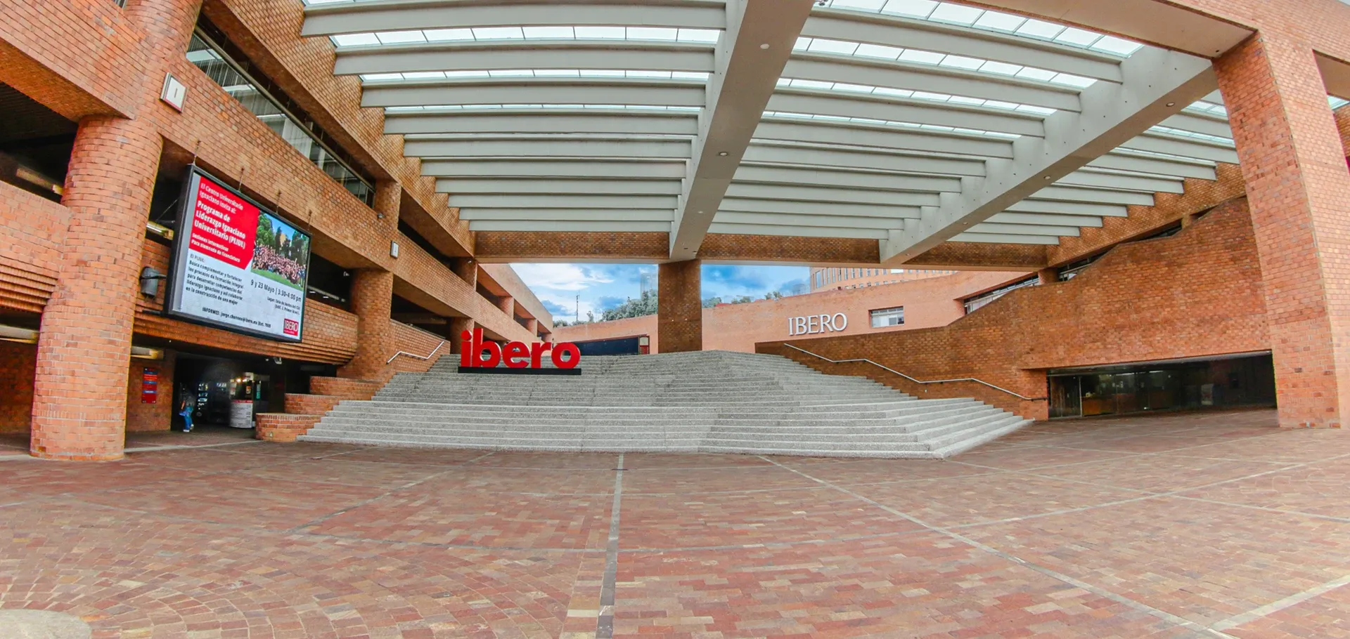 Explanada central en la IBERO.