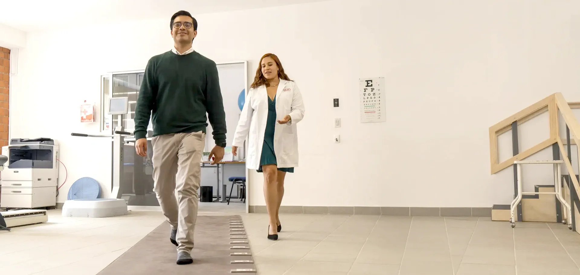 Paciente caminando en el laboratorio de Rehabilitacion en la IBERO.