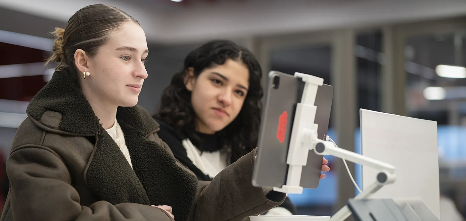 Estudiantes de licenciatura en el salón de cómputo en la IBERO.