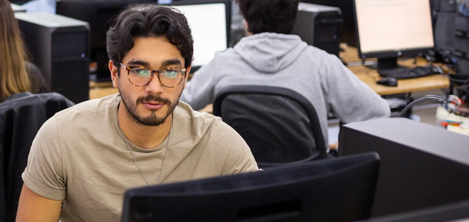 Estudiante de la licenciatura en actuaria frente al edificio A en la IBERO.