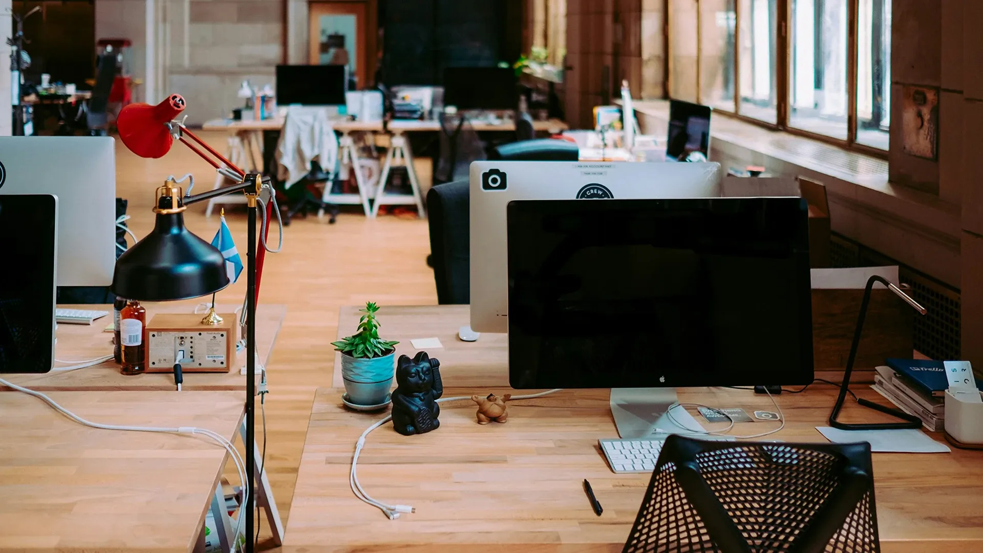 Oficina moderna con varios elementos. 