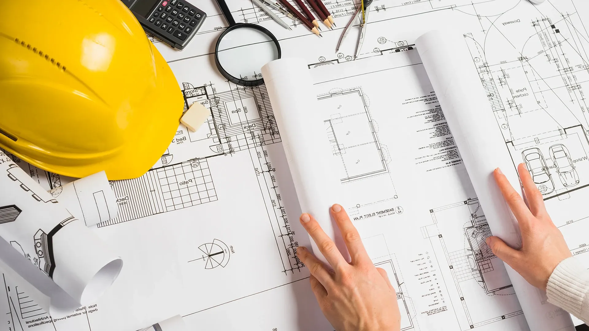 Manos alzadas al cielo en pose de plegaria. 