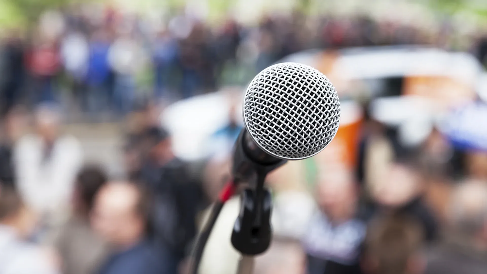 Detalle de un microfono durate una asamblea.