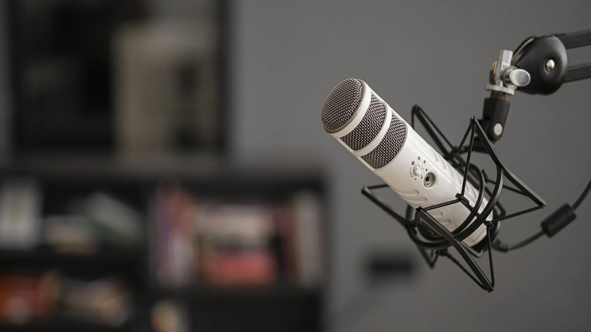Imagen en close up de un microfono en una sala de audio. 