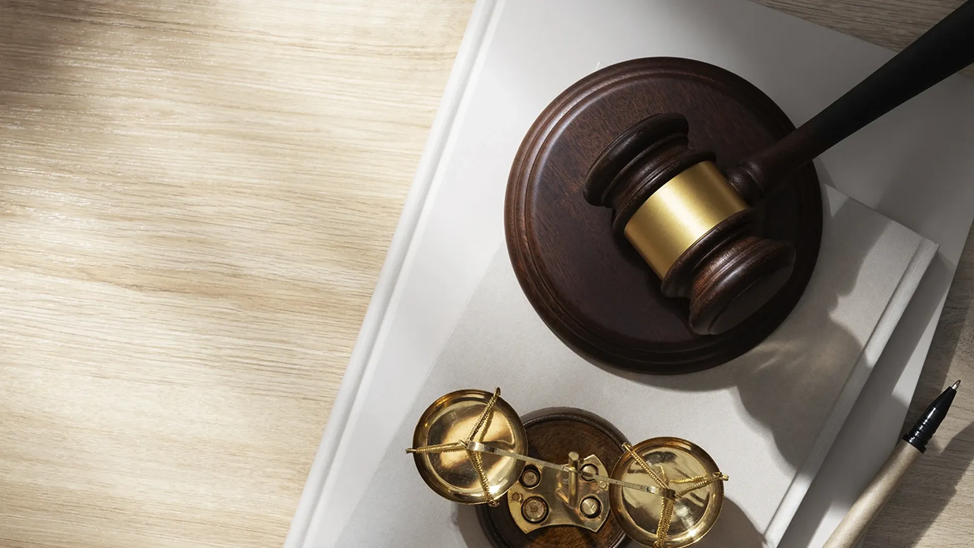  Vista superior de un escritorio con artículos relacionados a la practica de derecho.