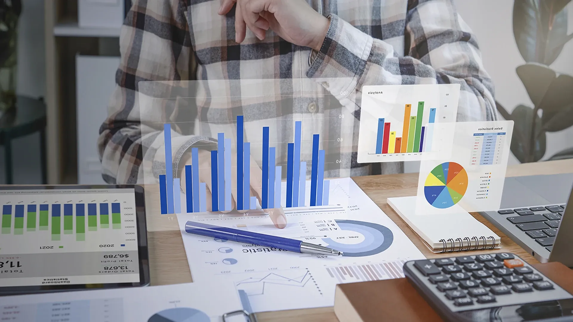  Persona trabajando en calculos estadísticos.