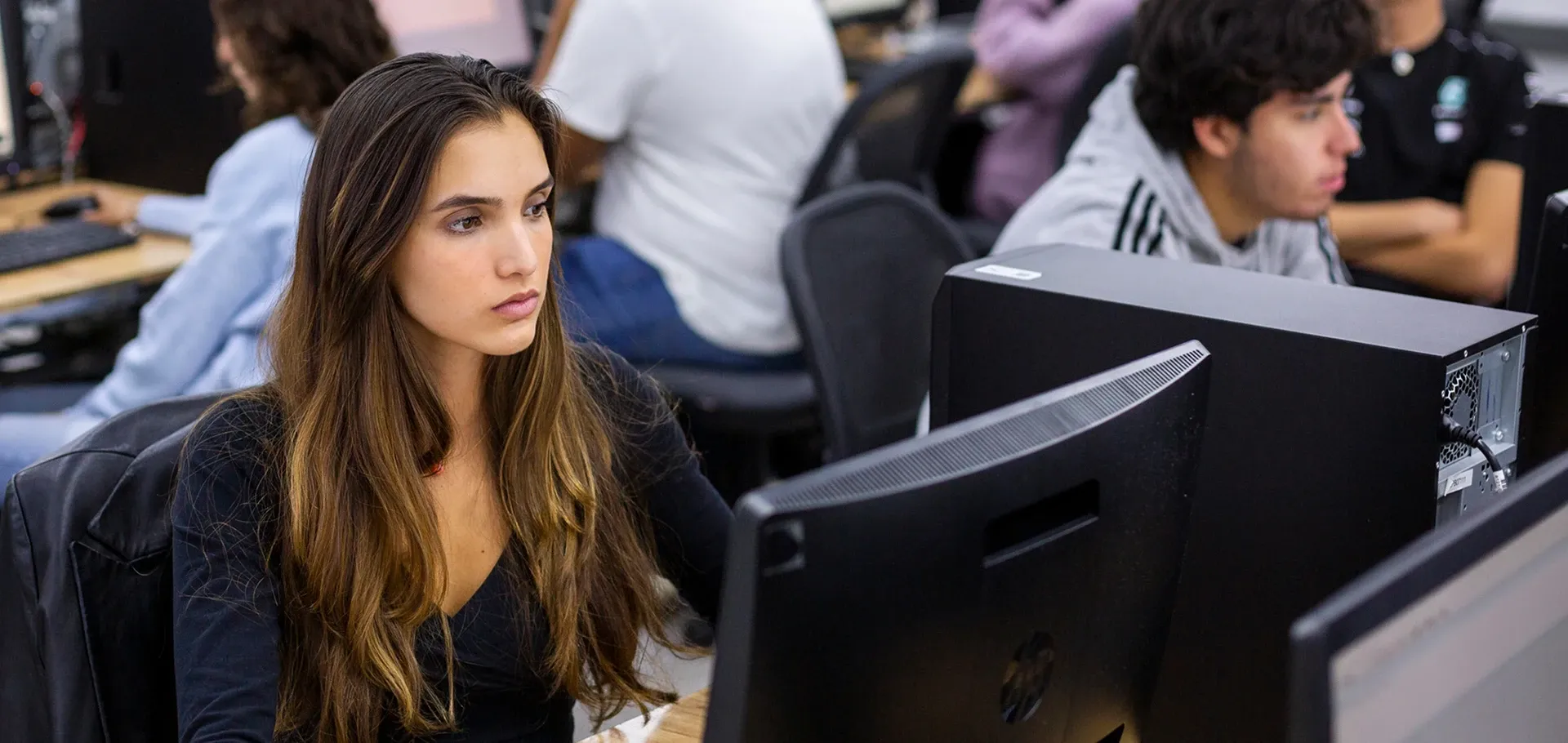 Estudiantes en el laboratorio de materiales en la IBERO.