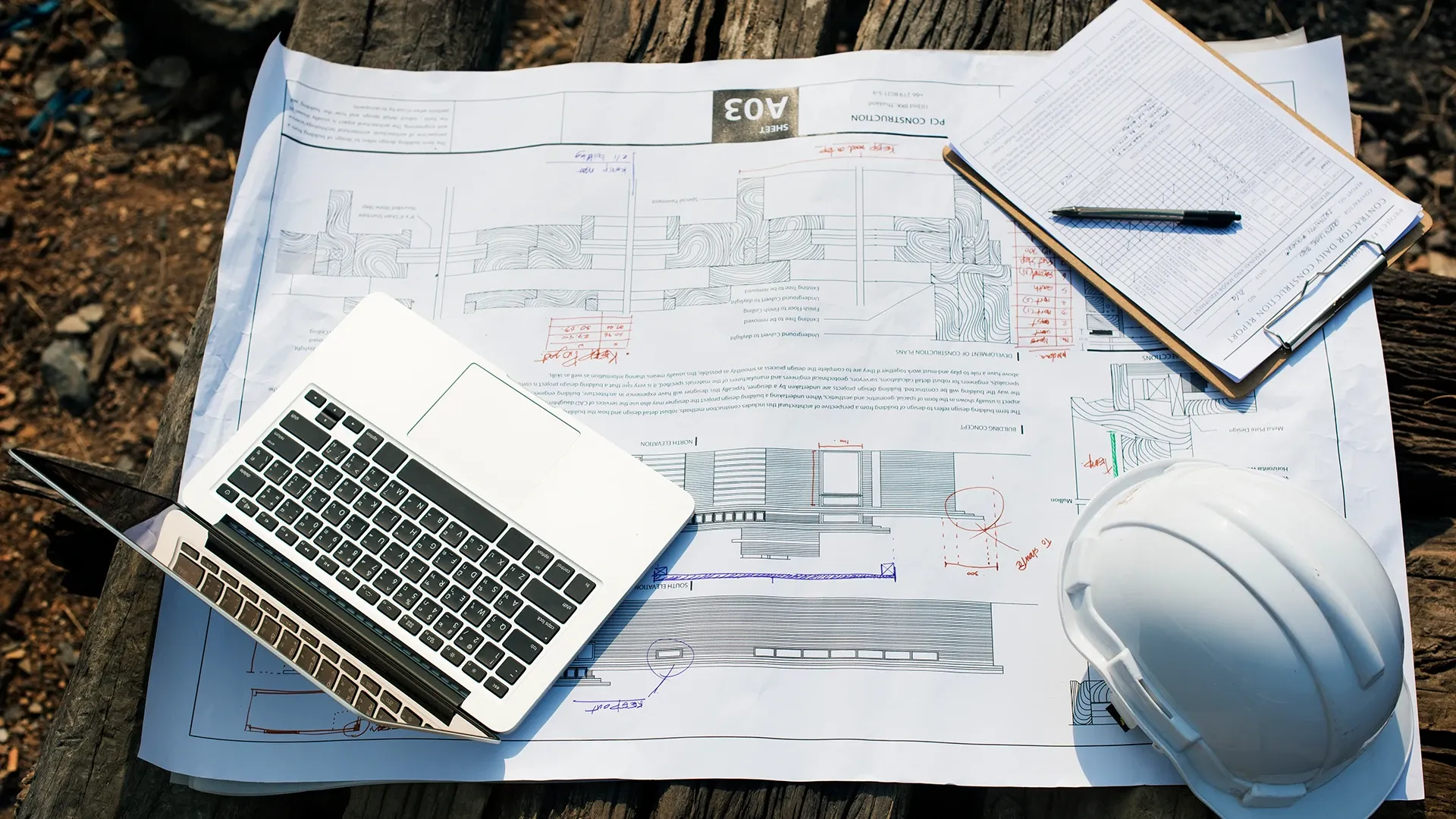 Close up de un área de trabajo con planos.