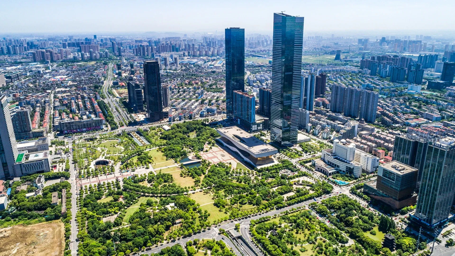  Personas trabajando en documentos con data de una empresa.