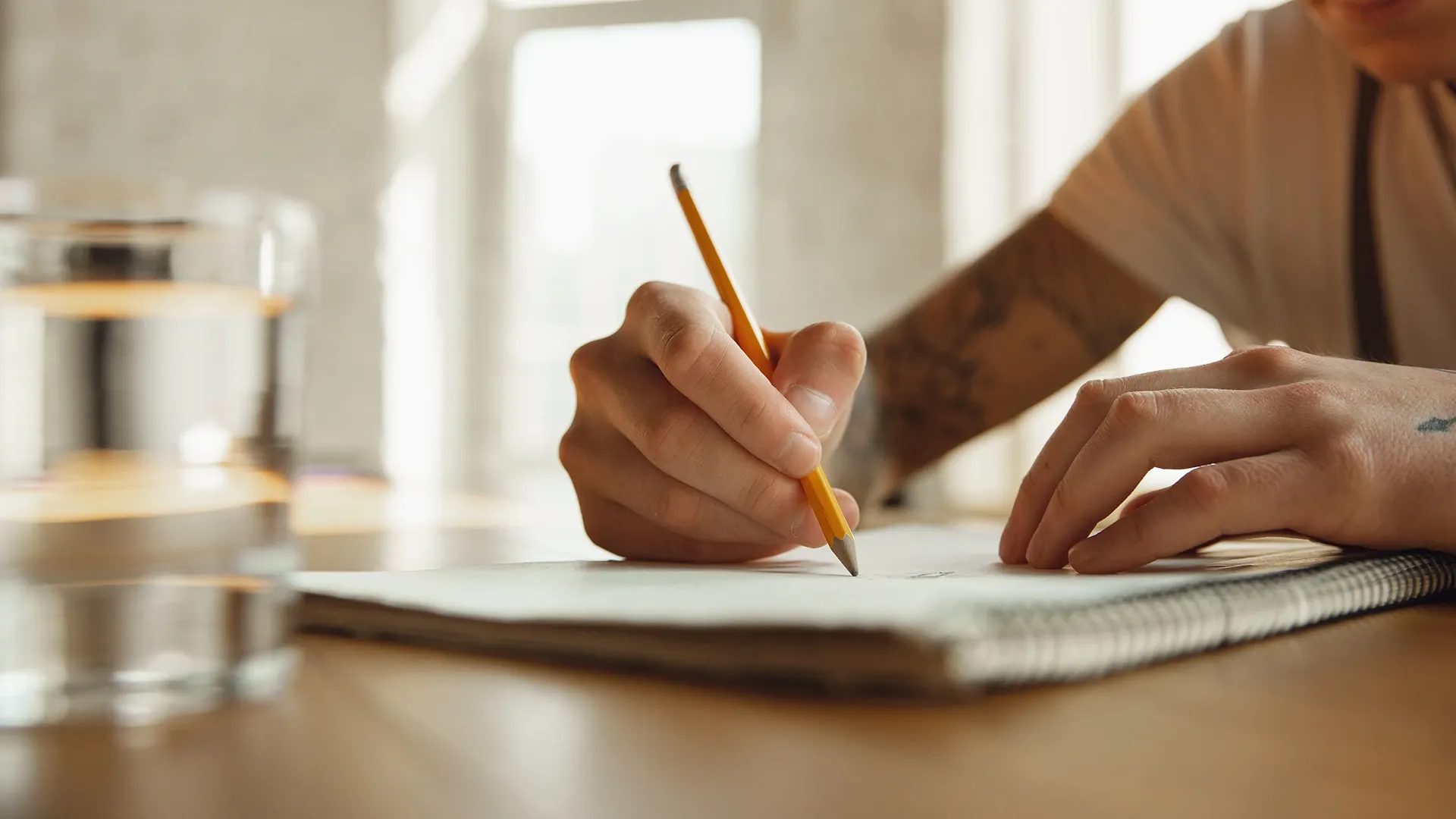  Personas trabajando en documentos con data de una empresa.