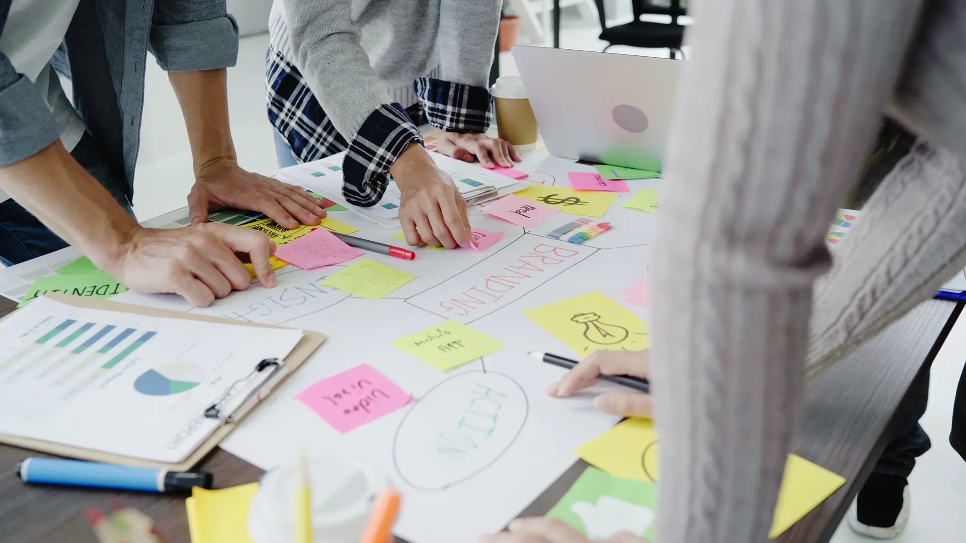  Personas trabajando en documentos con data de una empresa.
