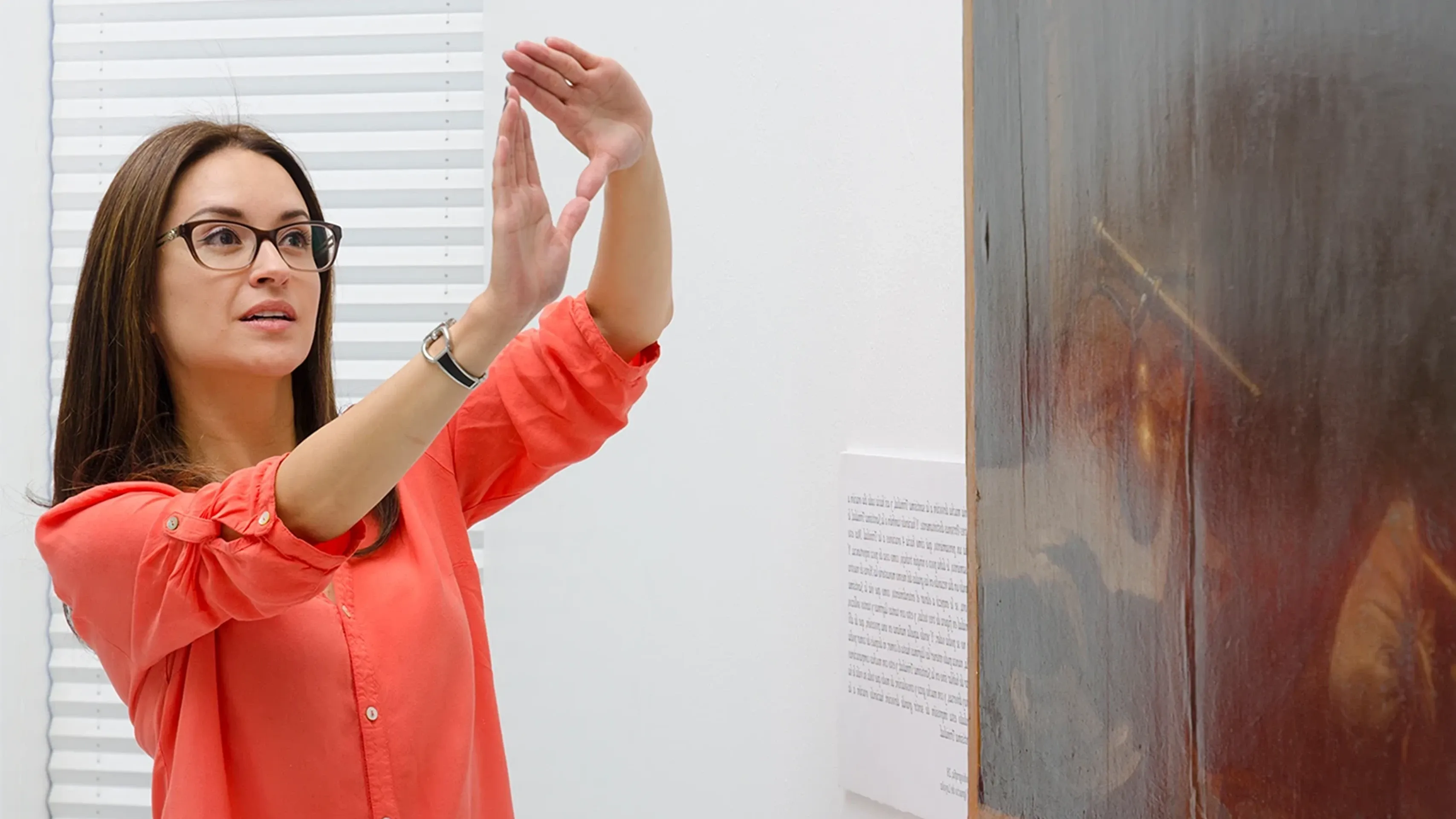 Estudiantes en galería del departamento de Arte en la IBERO.