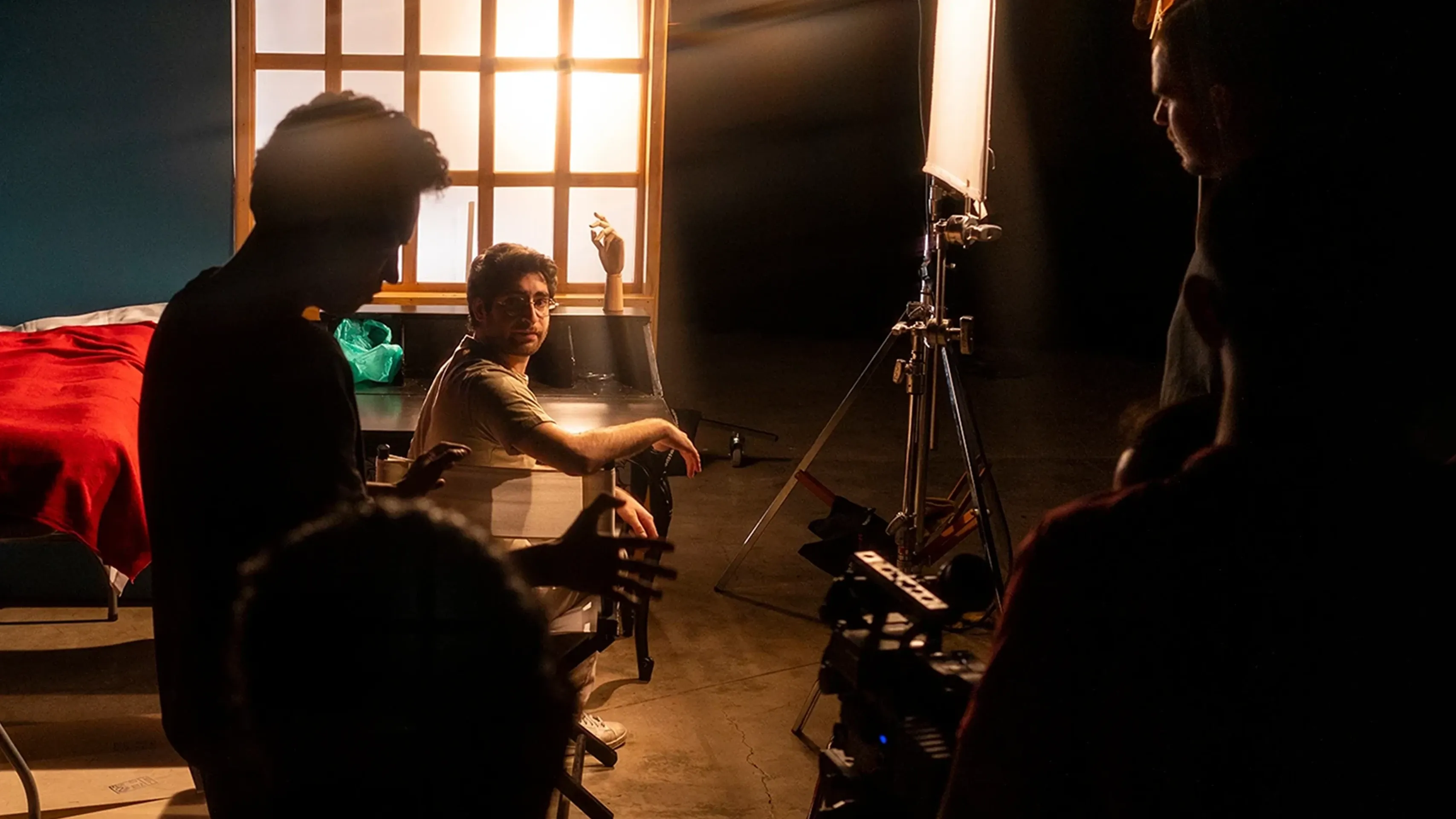 Estudiantes en el estudio de cine en la IBERO.
