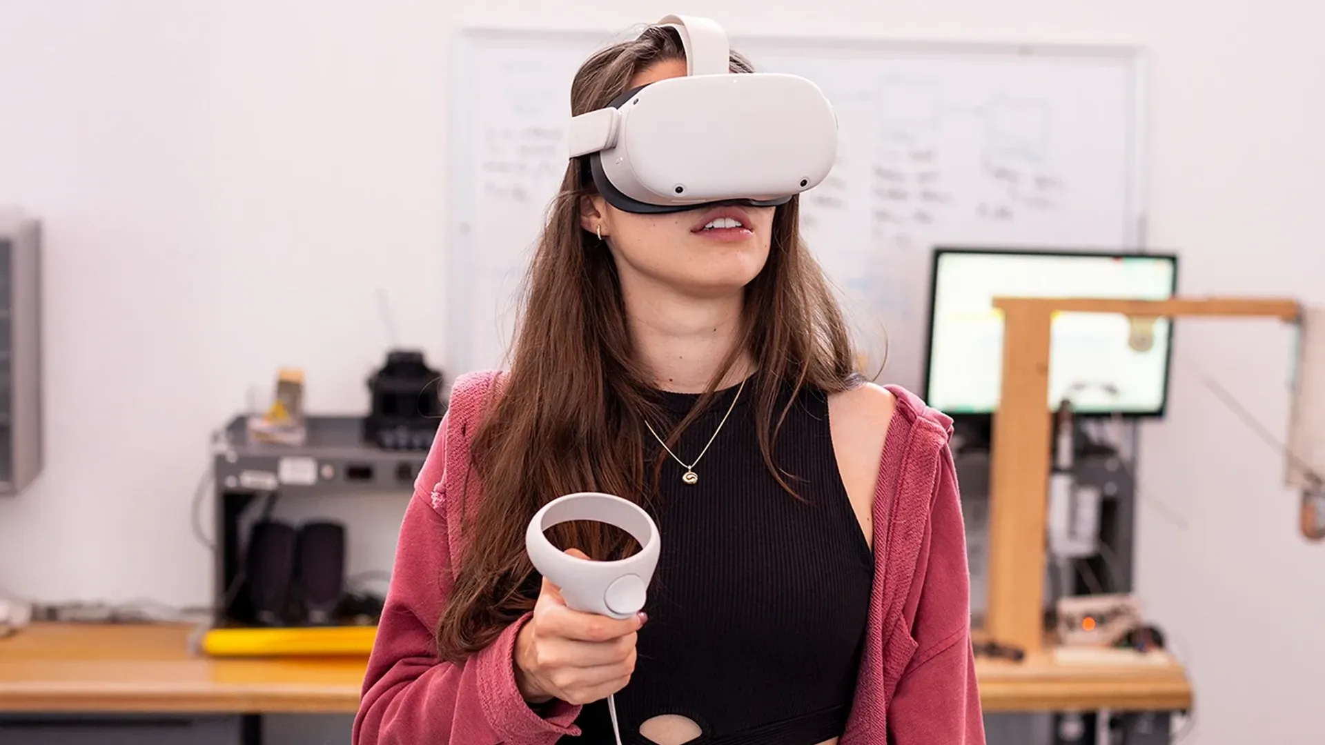 Estudiante con un equipo de realidad aumentada en el INIAT de la IBERO.